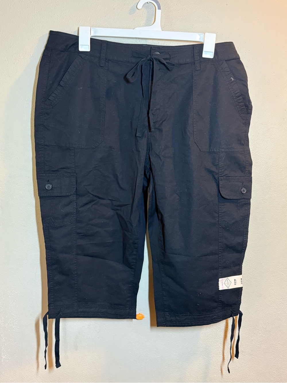 NWT Women’s St John’s Bay Mid Rise Black Capri Pants Sz 20